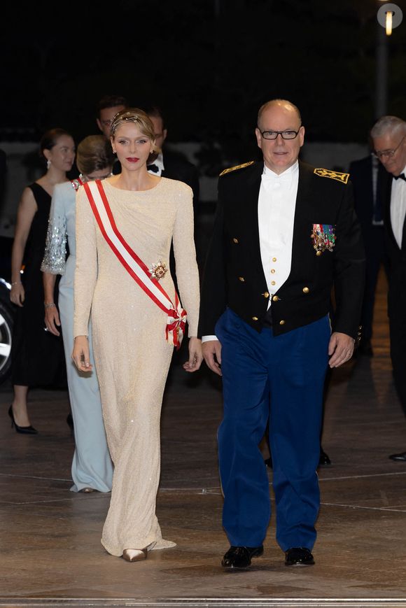 La princesse avait déjà porté cette pièce lors d’une soirée post-mariage en 2011, assortie d’une robe Armani.

La princesse Charlène de Monaco, Le prince Albert II de Monaco - La famille princière de Monaco arrive au gala "Bonsoir Monte-Carlo - Grande revue - Josephine Baker" à l'opéra de Monte-Carlo à l'occasion de la fête nationale le 19 novembre 2025.

© Olivier Huitel / Pool Monaco / Bestimage