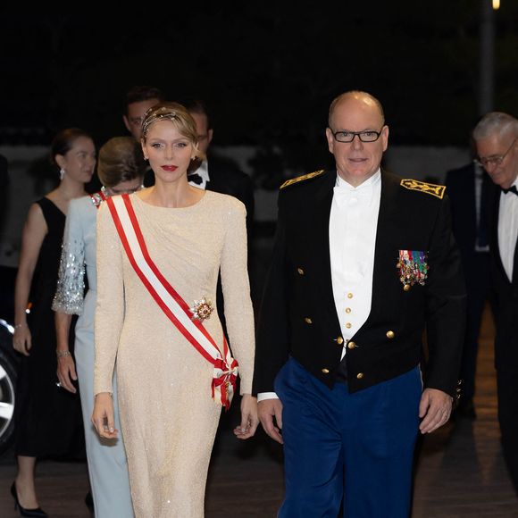 La princesse avait déjà porté cette pièce lors d’une soirée post-mariage en 2011, assortie d’une robe Armani.

La princesse Charlène de Monaco, Le prince Albert II de Monaco - La famille princière de Monaco arrive au gala "Bonsoir Monte-Carlo - Grande revue - Josephine Baker" à l'opéra de Monte-Carlo à l'occasion de la fête nationale le 19 novembre 2025.

© Olivier Huitel / Pool Monaco / Bestimage