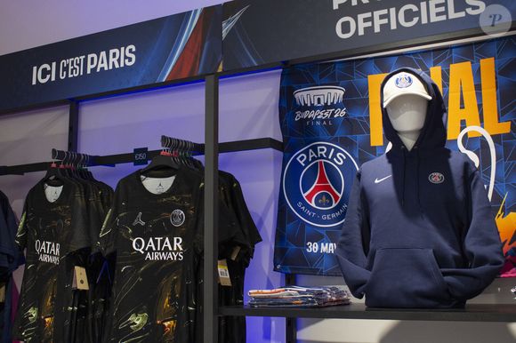 Pop up store éphémère à Paris (1er) du Paris-Saint-Germain, à l'occasion de la finale de la Ligue des champions (PSG vs Arsenal)
Lou-Line Cottard / Bestimage