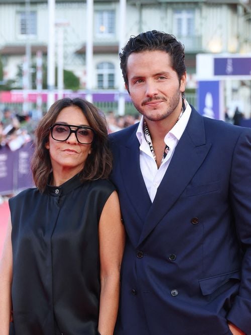 Florence Foresti et son compagnon Alexandre Kominek en vacances : ils retrouvent Vitaa dans un restaurant de bord de mer de Hyères