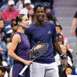 Les deux athlètes ont bravé les codes traditionnels en choisissant le violet comme couleur maîtresse de leur union.

Gaël Monfils et Elina Svitolina pendant le match d'exhibition "The Stars Of The Open" sur le stade Arthur Ashe au USTA Billie Jean King National Tennis Center, le 21 août 2025. 

© PPS/Bestimage