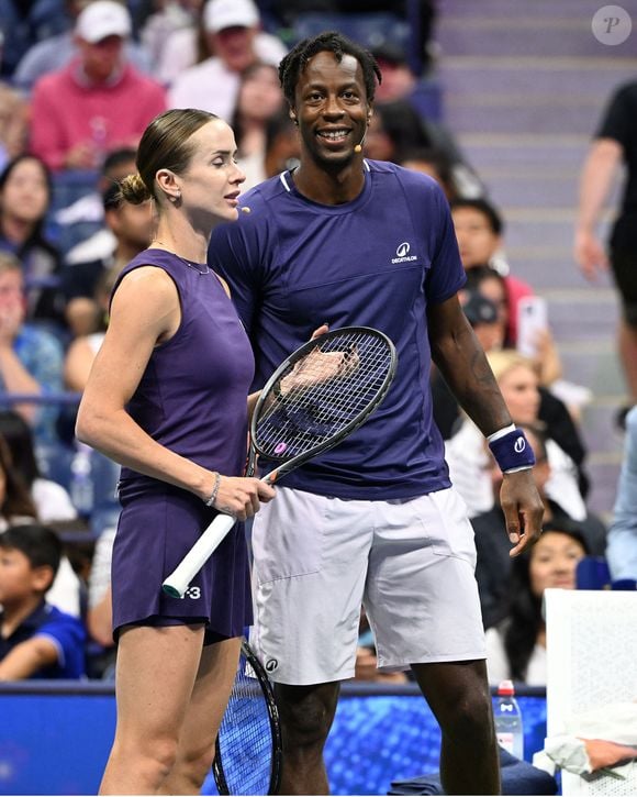 Les deux athlètes ont bravé les codes traditionnels en choisissant le violet comme couleur maîtresse de leur union.

Gaël Monfils et Elina Svitolina pendant le match d'exhibition "The Stars Of The Open" sur le stade Arthur Ashe au USTA Billie Jean King National Tennis Center, le 21 août 2025. 

© PPS/Bestimage