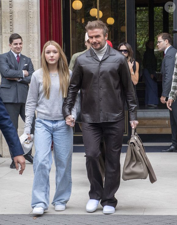 29 septembre 2024 - David et Victoria Beckham quittent leur hôtel à Paris pour rentrer au Royaume-Uni. Le couple est accompagné de Harper Seven, Cruz Beckham et de sa petite amie Jackie Apostel. (GOFF INF / BESTIMAGE).