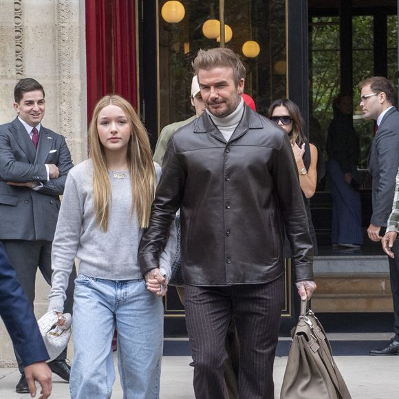 29 septembre 2024 - David et Victoria Beckham quittent leur hôtel à Paris pour rentrer au Royaume-Uni. Le couple est accompagné de Harper Seven, Cruz Beckham et de sa petite amie Jackie Apostel. (GOFF INF / BESTIMAGE).