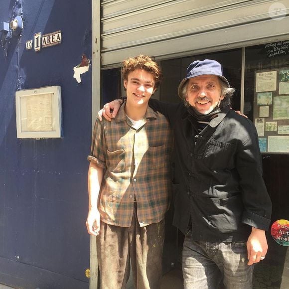 Pour Jack Depp, c'est une autre histoire. La médiatisation ne semble pas être son truc, il préfère travailler incognito dans un petit restaurant de Paris...

Jack Depp sur Instagram le 17 mai 2021.
