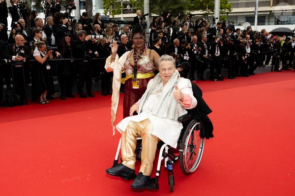 Il ne va pas reposer sur l'île où il se trouvait avec sa partenaire  Supriya Ansuya Devi Rathoar

Paul-Loup Sulitzer et Supriya Ansuya Devi Rathoar - Montée des marches du film « The Apprentice » lors du 77ème Festival International du Film de Cannes, au Palais des Festivals à Cannes. Le 20 mai 2024
© Jacovides-Moreau / Bestimage