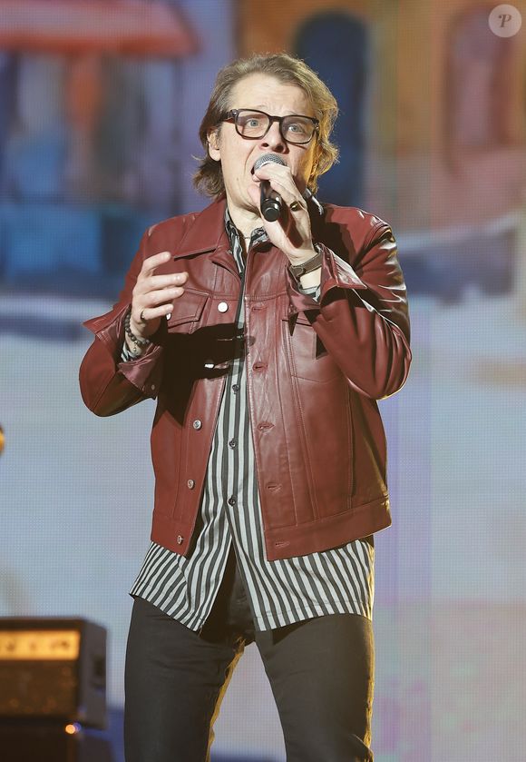 Bénabar lors du concert du gala de Noël de l'association Tout le monde contre le cancer fête ses 20 ans diffusé le 24 décembre sur M6 à l'Adidas Aren Porte de la Chapelle à Paris, France, le 4 décembre 2025. © Coadic Guirec/Bestimage