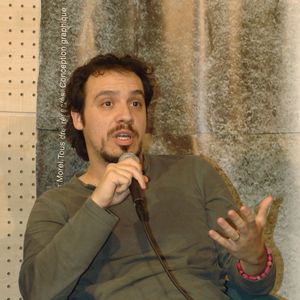 Alexandre Astier de la série télévisée française « Kaamelott » (diffusée sur M6) lors d'une séance de dédicaces de DVD à la FNAC Saint-Lazare à Paris, en France, le 19 octobre 2007. Photo de Giancarlo Gorassini/ABACAPRESS.COM