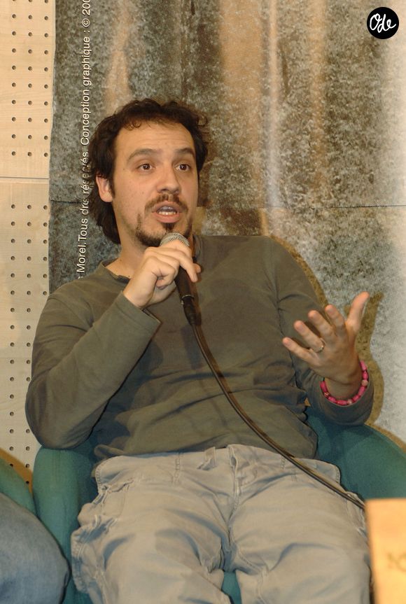 Alexandre Astier de la série télévisée française « Kaamelott » (diffusée sur M6) lors d'une séance de dédicaces de DVD à la FNAC Saint-Lazare à Paris, en France, le 19 octobre 2007. Photo de Giancarlo Gorassini/ABACAPRESS.COM