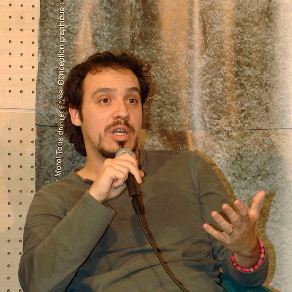 Alexandre Astier de la série télévisée française « Kaamelott » (diffusée sur M6) lors d'une séance de dédicaces de DVD à la FNAC Saint-Lazare à Paris, en France, le 19 octobre 2007. Photo de Giancarlo Gorassini/ABACAPRESS.COM