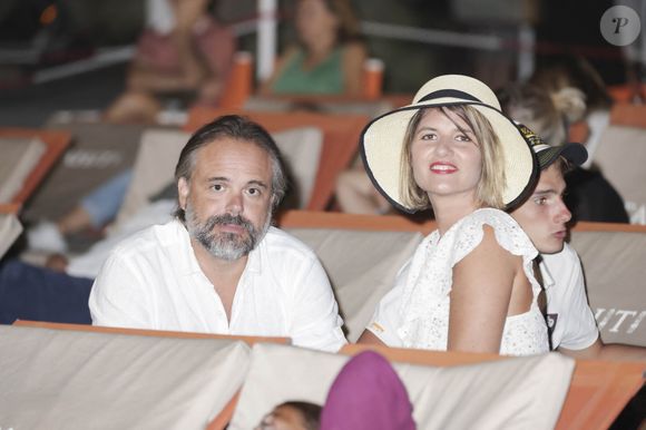 Romain Sardou et sa compagne Kym Thiriot au cinéma en Plein Air à Tahiti Beach, organisé par Jacqueline Franjou avec le soutien des villes de Saint-Tropez et de Ramatuelle le 13 août 2022. © Jack Tribeca / Bestimage