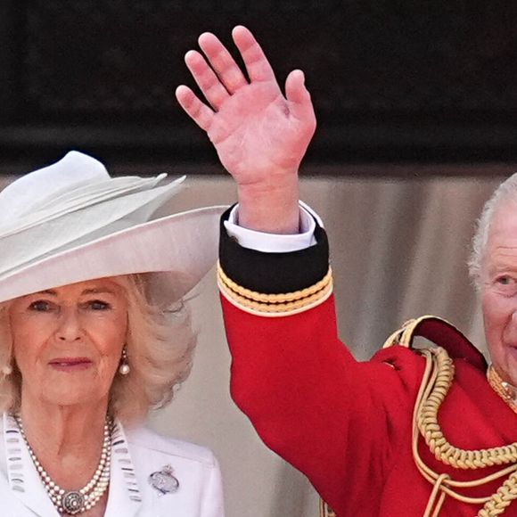 La reine Camilla et le roi Charles III sur le balcon du palais de Buckingham, à Londres, pour assister au défilé aérien qui suit la cérémonie de la montée des couleurs dans le centre de Londres, à l'occasion de l'anniversaire officiel du roi Charles III.  14 juin 2025. Photo by Aaron Chown/PA Wire/ABACAPRESS.COM