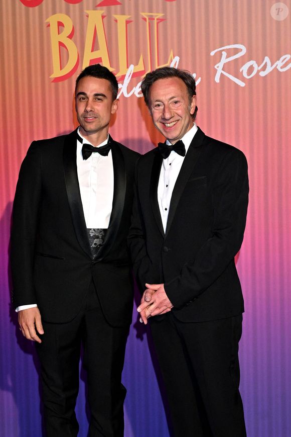 Yori Bailleres et son compagnon Stéphane Bern durant la 69ème édition du Bal de la Rose dans la Salle des Étoiles du Sporting Monte-Carlo à Monaco, le 29 mars 2025.© Bruno Bebert / Pool Monaco / Bestimage