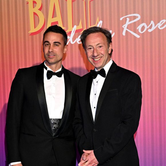 Yori Bailleres et son compagnon Stéphane Bern durant la 69ème édition du Bal de la Rose dans la Salle des Étoiles du Sporting Monte-Carlo à Monaco, le 29 mars 2025.© Bruno Bebert / Pool Monaco / Bestimage