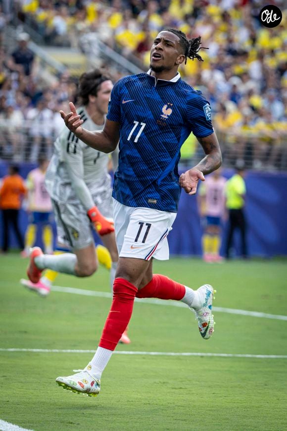 Le menthol contenu dans la formule offre une sensation de fraîcheur intense et immédiate qui permet une meilleure ventilation pulmonaire durant l'effort. 

Michael Olise durant le match France-Suède, lors de la Coupe du monde la FIFA 2026, le 30 juin 2026.

© Bestimage