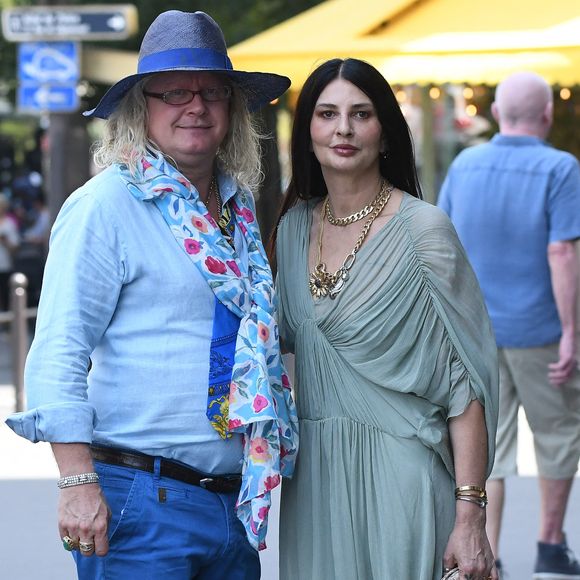 Pierre-Jean Chalençon et Sylvie Ortega Munos avaient également fait le déplacement

Pierre-Jean Chalençon et Sylvie Ortega Munos - J.L.Lahaye s'est marié en secondes noces avec sa compagne P.Aubin à la mairie du 18ème arrondissement de Paris, le 2 juillet 2025. © Agence / Bestimage