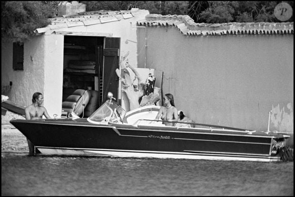 Archives - Brigitte Bardot et Allain Bougrain Dubourg à Saint-Tropez dans les années 60.  (DANIEL ANGELI / BESTIMAGE).