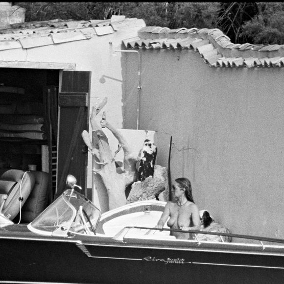 Archives - Brigitte Bardot et Allain Bougrain Dubourg à Saint-Tropez dans les années 60.  (DANIEL ANGELI / BESTIMAGE).