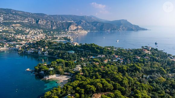 Sa fortune est estimée à plus de 10 milliards de dollars, et il est reconnu pour ses engagements philanthropiques dans l’éducation et la culture. 

Saint-Jean-Cap-Ferrat