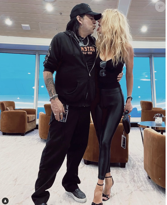 Cette femme de 56 ans serait tombée par-dessus bord, à 17 milles nautiques au large de l’île de Grand Bahamas, d'après la police royale des Bahamas, alors qu'elle était en pleine croisière, à bord du Royal Caribbean.

Kimberly Burch sur Instagram, avec Taime Downe.