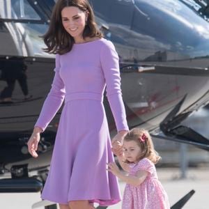 Catherine Kate Middleton, duchesse de Cambridge et sa fille la princesse Charlotte de Cambridge en visite à l'usine Airbus à Hambourg, le 21 juillet 2017, avant de prendre leur avion à la fin de leur visite officielle en Allemagne. Agence / Bestimage