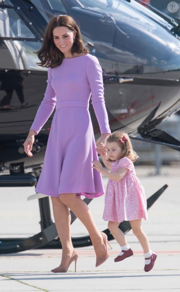 Catherine Kate Middleton, duchesse de Cambridge et sa fille la princesse Charlotte de Cambridge en visite à l'usine Airbus à Hambourg, le 21 juillet 2017, avant de prendre leur avion à la fin de leur visite officielle en Allemagne. Agence / Bestimage