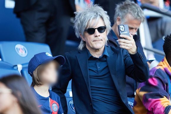 Nicola Sirkis et son fils Jules en tribunes lors du match de football Ligue 1 Uber Eats opposant le Paris Saint-Germain (PSG) au Clermont Foot 63 au Parc des Princes à Paris, France, le 3 juin 2023. © Cyril Moreau/Bestimage