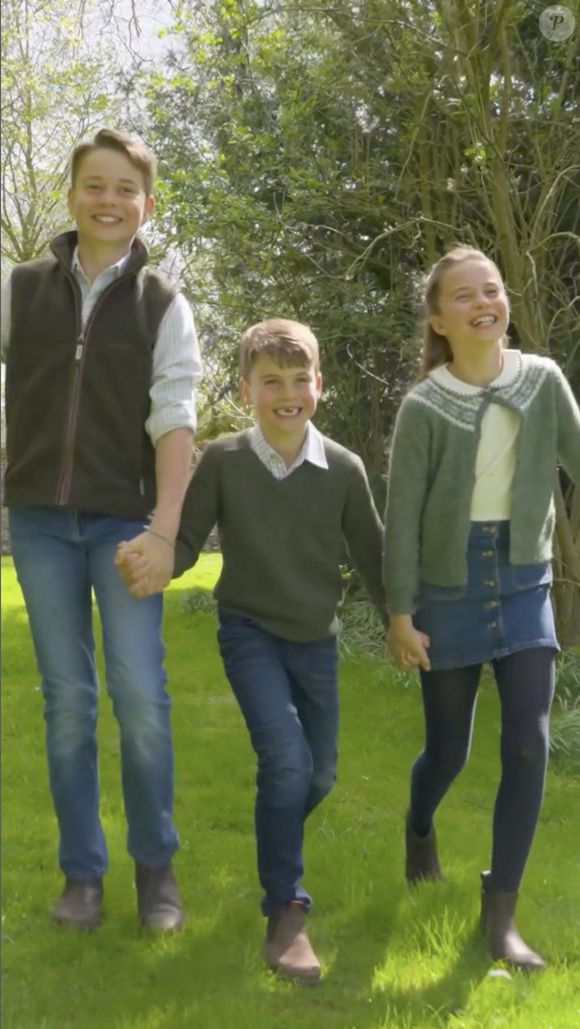 dans le Forest Lodge, une demeure classée de huit chambres dans le Grand Parc de Windsor, selon le magazine "HELLO!"

Le prince George de Grande-Bretagne célèbre son 12e anniversaire avec un grand sourire, rejoint par ses frères et sœurs, la princesse Charlotte, 10 ans, et le prince Louis, sept ans, dans une vidéo des coulisses d'une séance photo.
Photo fournie par la JLPPA Prince et Princess of Wales
