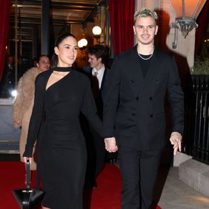 Paris, FRANCE David et Victoria Beckham sortent de leur hôtel à Paris, accompagnés de leurs fils Romeo et Cruz et de leurs amies Kim et Jackie. La famille s'est montrée élégante lors d'un dîner nocturne.



Sur la photo : Romeo Beckham, Kim Turnbull
