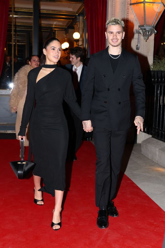Paris, FRANCE David et Victoria Beckham sortent de leur hôtel à Paris, accompagnés de leurs fils Romeo et Cruz et de leurs amies Kim et Jackie. La famille s'est montrée élégante lors d'un dîner nocturne.



Sur la photo : Romeo Beckham, Kim Turnbull