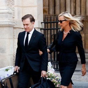 Renaud Capuçon et sa femme Laurence Ferrari - Sorties des obsèques de Philippe Labro dans l'église de Saint-Germain-des-Prés à Paris le 13 juin 2025. © Dominique Jacovides - Christophe Clovis / Bestimage