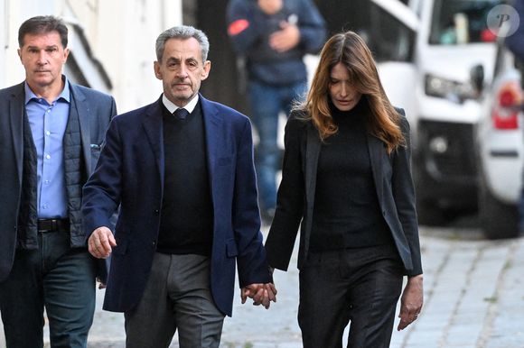 Nicolas Sarkozy, accompagné de sa femme Carla Bruni, sort de son domicile pour être incarcéré à la prison de La Santé à Paris, France, le 21 octobre 2025., où il purgera une peine de cinq ans de prison après avoir été reconnu coupable d'association de malfaiteurs en lien avec un projet de financement de la campagne électorale de 2007 de l'ancien dictateur libyen Mouammar Kadhafi. Nicolas Sarkozy, qui a connu de nombreux ennuis judiciaires depuis sa défaite à la réélection en 2012, sera incarcéré le 21 octobre 2025 pour un projet visant à obtenir des fonds libyens pour sa campagne présidentielle victorieuse de 2007, devenant ainsi le premier ancien dirigeant d'un pays de l'Union européenne à purger une peine de prison. L'ancien dirigeant d'extrême droite français a fait appel du verdict et dénoncé une "injustice". © Bestimage