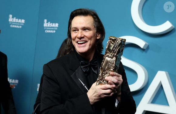 Il a opté pour une vie simple, rythmée par la méditation, la peinture et les balades face à l'océan.

Jim Carrey (César d'Honneur pour l'ensemble de sa carrière) - Press room de la 51ème cérémonie des César, à l'Olympia. Paris, le 26 février 2026.
© Dominique Jacovides/Bestimage