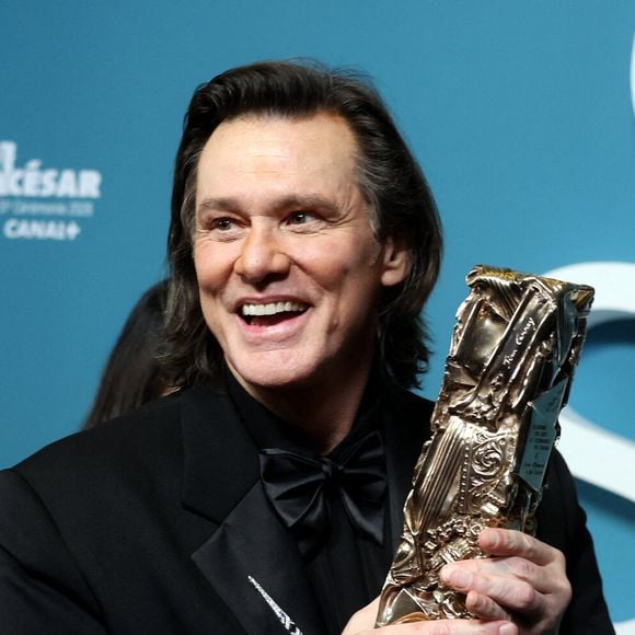 Il a opté pour une vie simple, rythmée par la méditation, la peinture et les balades face à l'océan.

Jim Carrey (César d'Honneur pour l'ensemble de sa carrière) - Press room de la 51ème cérémonie des César, à l'Olympia. Paris, le 26 février 2026.
© Dominique Jacovides/Bestimage