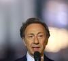 "Malheureusement, je ne suis pas rentier !", avoue-t-il déclaré pour Télé Loisirs
Exclusif - Stéphane Bern - Emission "Le concert pour la paix" sur les Champs-Elysées à Paris, retransmis en direct sur France 2, le 8 mai 2025. © Christophe Clovis - Pierre Perusseau / Bestimage