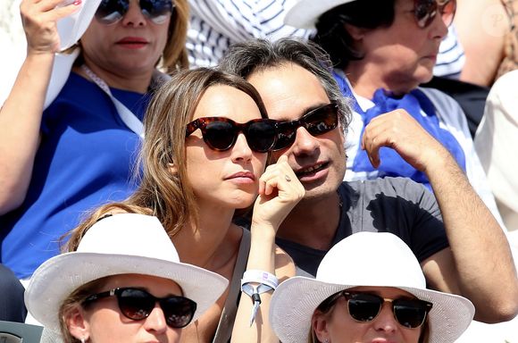 Laura Smet et son compagnon Raphaël dans les tribunes lors du tournoi de tennis de Roland Garros à Paris le 3 juin 2015. DOMINIQUE JACOVIDES / BESTIMAGE