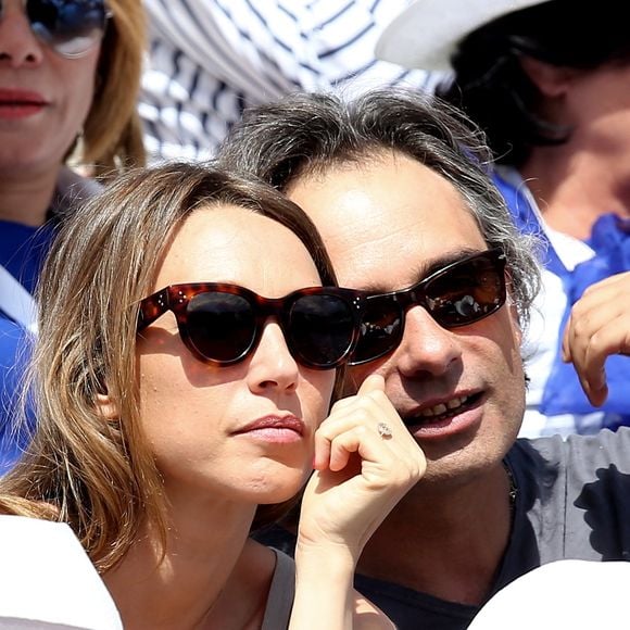 Laura Smet et son compagnon Raphaël dans les tribunes lors du tournoi de tennis de Roland Garros à Paris le 3 juin 2015. DOMINIQUE JACOVIDES / BESTIMAGE