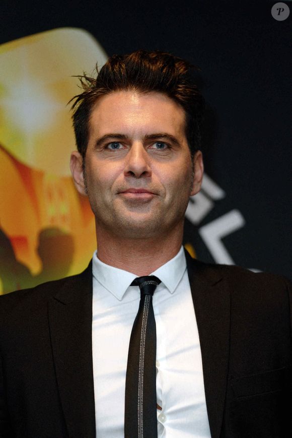 Manu a une habitude étonnante : même seul avec ses parents, il ne les appelle pas “maman” et “papa”.

Manu Lanvin assiste à la cérémonie des Gants d'Or le 09 octobre 2021 à Bruxelles, Belgique. Photo by ABACAPRESS.COM