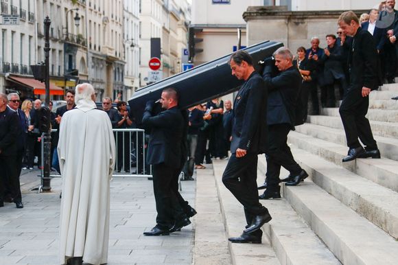 "Lazarus" de David Bowie, les Beatles et "Voilà, c’est fini" de Jean-Louis Aubert ont accompagné son dernier voyage.

Sorties des obsèques de Thierry Ardisson en l’église Saint-Roch de Paris, France, le 17 juillet 2025. © Clovis-Jacovides/Bestimage