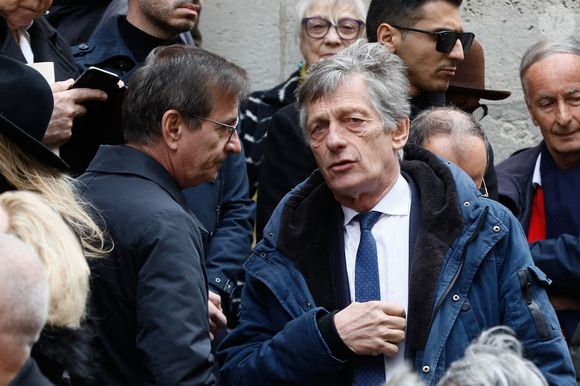 Nicolas de Tavernost est donc là pour calmer le jeu et surtout "trouver des solutions" comme il le dit lui-même au journal "Le Monde".

Nicolas de Tavernost, Ryad Baxx - Sorties des obsèques de Marion Game en l'église Saint Roch à Paris, France, le 31 mars 2023. © Christophe Clovis/Bestimage