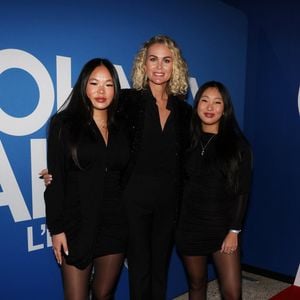 Laeticia Hallyday et ses filles Joy et Jade au photocall du vernissage de l'exposition "Johnny Hallyday, l'exposition" au Palais des Expositions à Paris, le 21 décembre 2023.
Photo : Dominique Jacovides / Bestimage