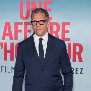 Pendant six années, Roschdy Zem grandit loin des siens, dans un foyer aimant mais culturellement très différent du sien.

Roschdy Zem assiste au photocall de la première d'Une Affaire D'Honneur qui se tient à l'UGC Normandy à Paris, France, le 11 décembre 2023. Photo by David Boyer/ABACAPRESS.COM