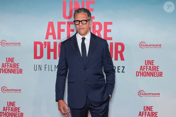 Pendant six années, Roschdy Zem grandit loin des siens, dans un foyer aimant mais culturellement très différent du sien.

Roschdy Zem assiste au photocall de la première d'Une Affaire D'Honneur qui se tient à l'UGC Normandy à Paris, France, le 11 décembre 2023. Photo by David Boyer/ABACAPRESS.COM