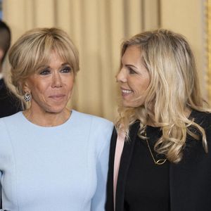 La fille de Brigitte Macron s’offre de belles vacances à plus de 8000 km de la France

Brigitte Macron et Laurence Auzière pendant la présentation avant un dîner pendant la visite du président chinois en France, à l'Elysée à Paris.  © Eliot Blondet / Pool / Bestimage