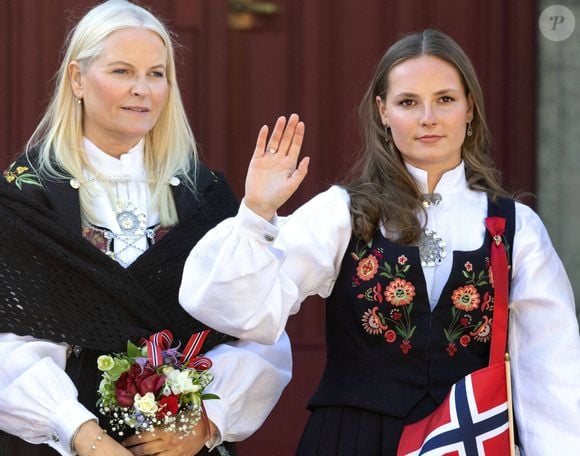 Princesse héritière Mette-Marit (la princesse Mette-Marit de Norvège), princesse Ingrid Alexandra (la princesse Ingrid Alexandra de Norvège), accueil du défilé des enfants d’Asker à l’occasion des célébrations de la Fête nationale de Norvège 2025 au domaine de Skaugum à Asker, près d’Oslo, Norvège, le 17 mai 2025.  Dana Press / Bestimage