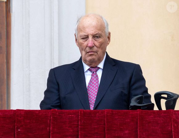 Le roi Harald, inspection de la garde royale sur la place du palais depuis le balcon du palais à Oslo, Norvège, le 20 août 2024.
