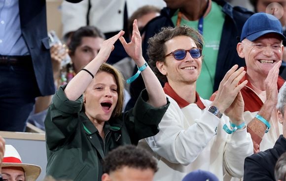 Le couple avait déjà été remarqué à Roland-Garros cette année, pendant le match entre Loïs Boisson et Mirra Andreeva.

Mélanie Thierry et son compagnon le chanteur Raphaël dans les tribunes lors des Internationaux de France de Tennis de Roland Garros 2025, à Paris, France, le 4 juin 2025.

© Jacovides-Moreau/Bestimage