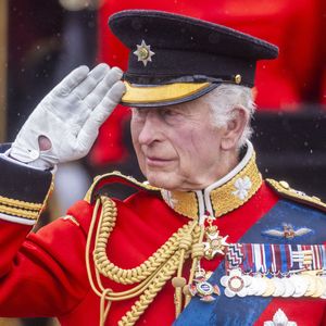 Par souci de confort et de santé, afin de préserver le roi comme l'indique "The Telegraph"

Le roi Charles III d'Angleterre - Les membres de la famille royale britannique au Palais de Buckingham lors de la parade militaire "Trooping the Colour" à Londres, Royaume Uni, le 15 juin 2024. © Ian Vogler/MirrorPix/Bestimage