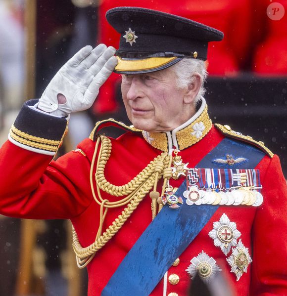 Par souci de confort et de santé, afin de préserver le roi comme l'indique "The Telegraph"

Le roi Charles III d'Angleterre - Les membres de la famille royale britannique au Palais de Buckingham lors de la parade militaire "Trooping the Colour" à Londres, Royaume Uni, le 15 juin 2024. © Ian Vogler/MirrorPix/Bestimage