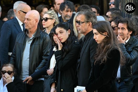 Si les ultimes adieux ont été rendus en l’église Saint-Jean-de-Montmartre, dans le 18e arrondissement de la capitale, le 24 avril dernier, lors de touchantes funérailles, Cylia et Shana continuent de porter leur mère dans leurs cœurs.

Cylia Chasman et son père Steven Chasman, Shana Chasman - Sortie des obsèques de Nadia Farès en l'église Saint-Jean-de-Montmartre à Paris, le 24 avril 2026. N.Farès est décédée le 17 avril 2026 quelques jours après un "incident cardiaque" survenu le 12 avril 2026 dans la piscine du complexe sportif, Blanche (9ème). 
© Gedeon Taieb / Bestimage